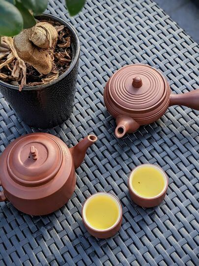 À gauche, une théière en terre cuite traditionnelle de style vietnamien. À droite, une théière en terre cuite traditionnelle de style japonais. Toutes les 2 ont été fabriquées avec amour et passion au Vietnam !