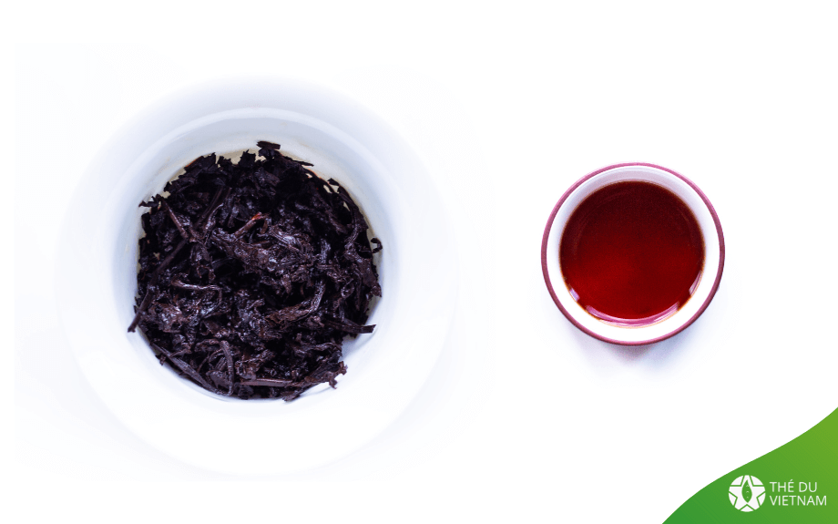 Quelques feuilles après infusion, et une tasse de Pu-erh Sauvage Cuit...